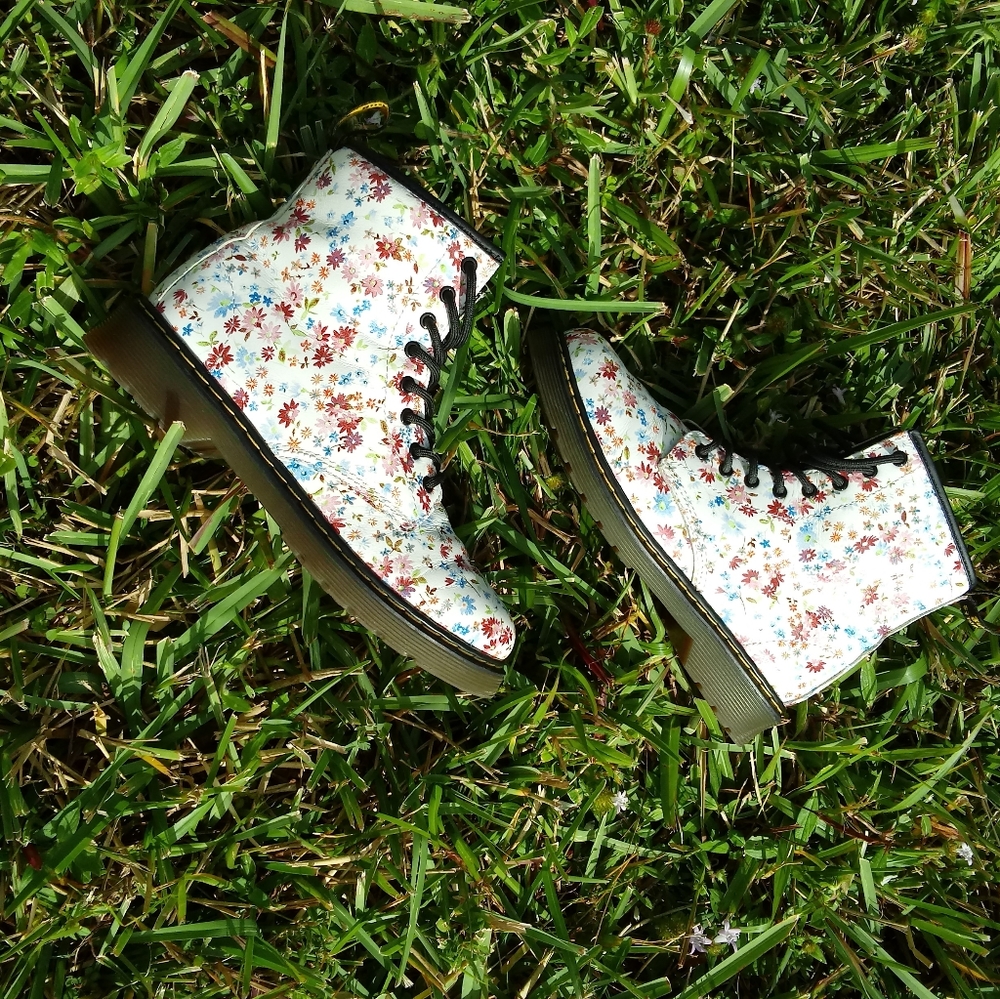 RARE! Dr. Martens Boots 5